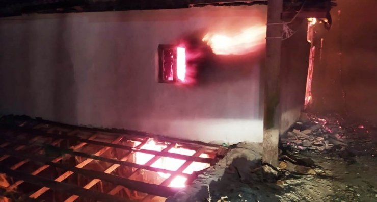 İki katlı ev alevlerle teslim oldu