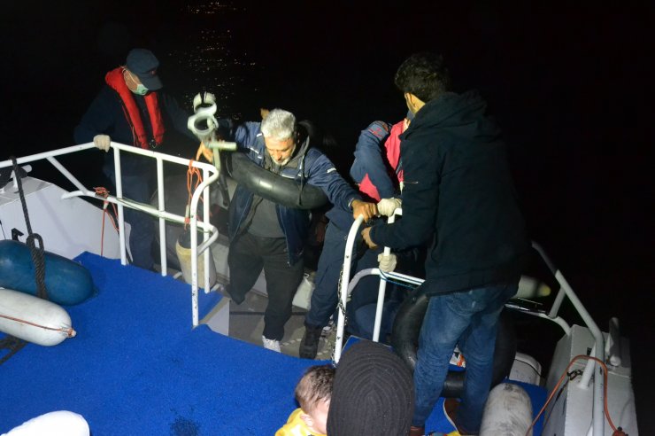 Dikili açıklarında motoru arızalanan bottaki 9 sığınmacı kurtarıldı