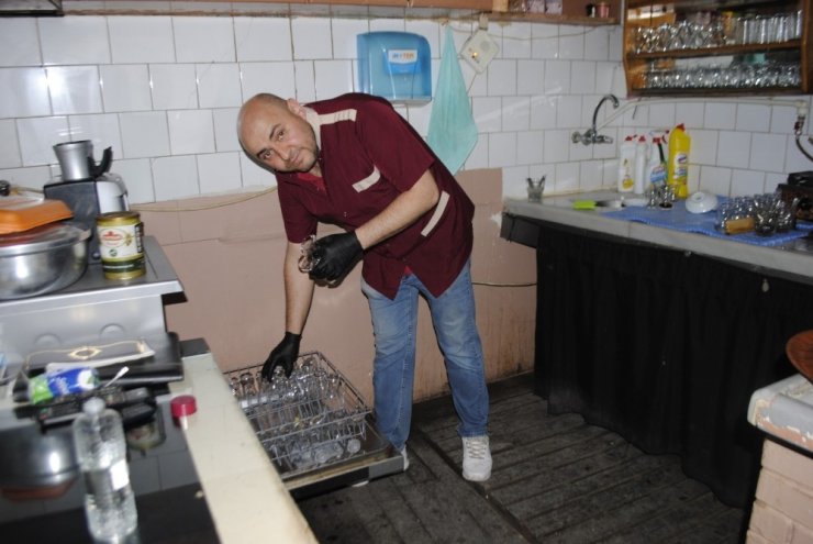 Kahveciler müşterilerine kolonya ikram ediyor