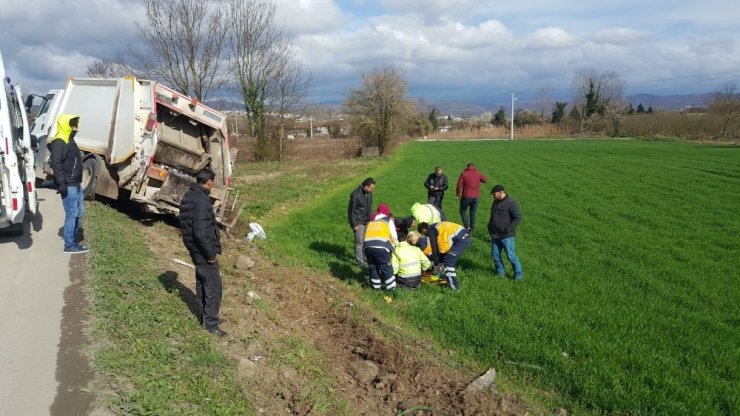 Düzce’de çöp kamyonu yoldan çıktı: 3 yaralı