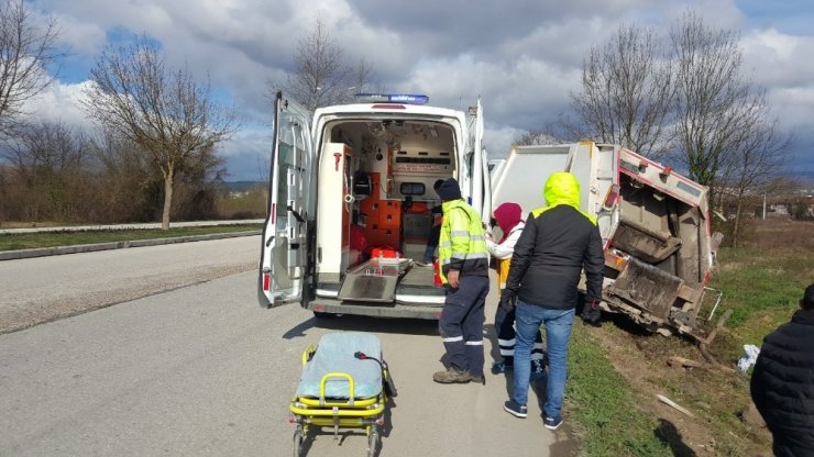 Düzce’de çöp kamyonu yoldan çıktı: 3 yaralı