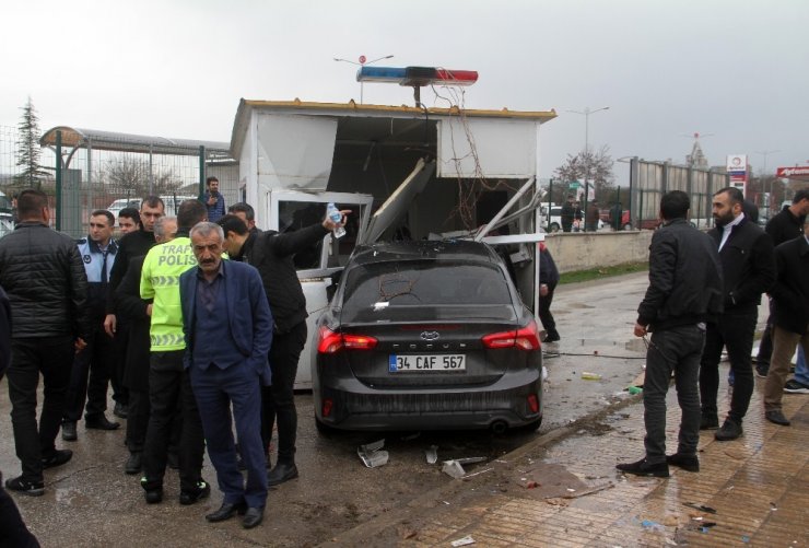 Otomobil güvenlik kulübesine girdi: 5 yaralı