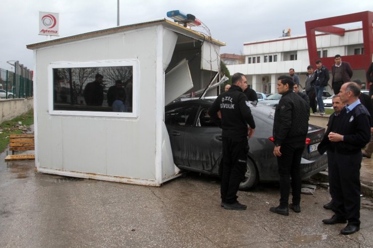 Otomobil güvenlik kulübesine girdi: 5 yaralı