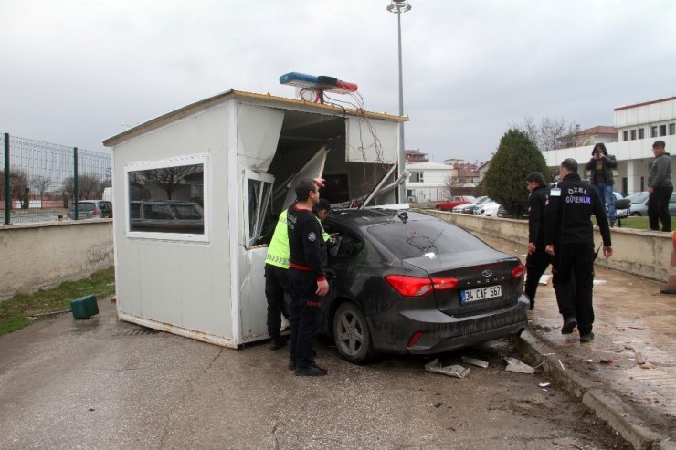 Otomobil güvenlik kulübesine girdi: 5 yaralı