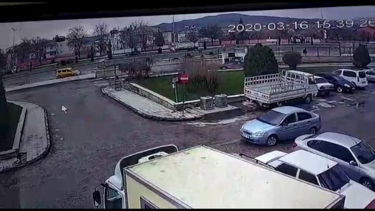 Otomobilin güvenlik kulübesine girdiği anlar kamerada