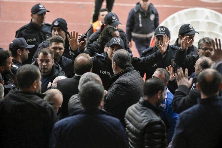 Gümüşhanespor maçında tribünde yaşanan arbede anı kameralarda