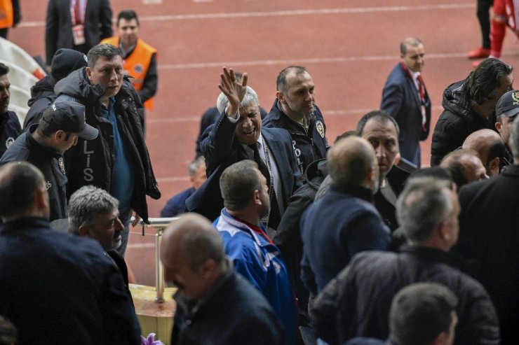 Gümüşhanespor maçında tribünde yaşanan arbede anı kameralarda