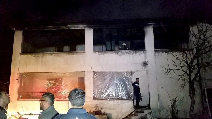 İki katlı ev alevlerle teslim oldu