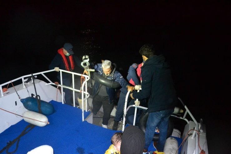İzmir’de motoru bozulan bottaki 9 göçmen kurtarıldı