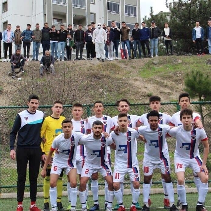 Korona virüsten korunmak için maçı özel tulum giyerek izledi