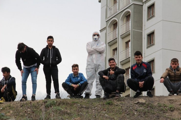 Korona virüsten korunmak için maçı özel tulum giyerek izledi