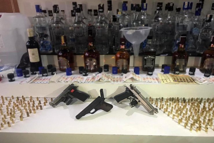 Evini kaçak içki imalathanesine çevirdi