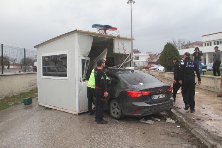 Otomobilin güvenlik kulübesine girdiği anlar kamerada