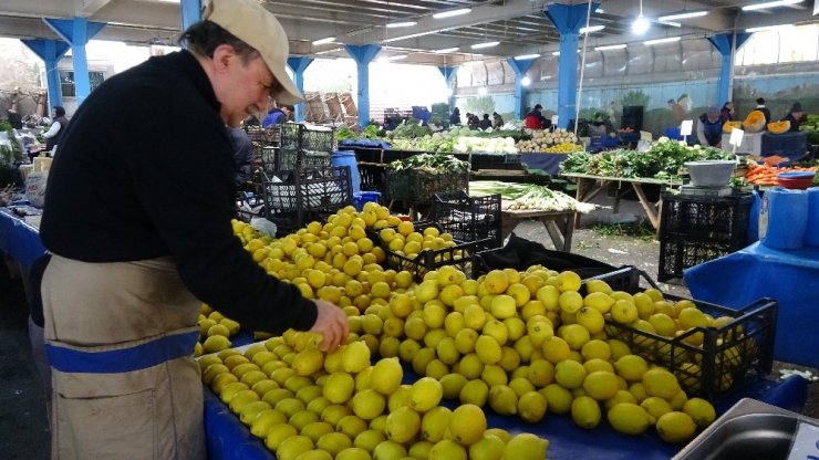 Korona virüsü semt pazarlarını da vurdu