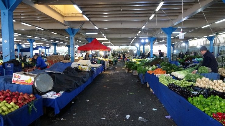 Korona virüsü semt pazarlarını da vurdu