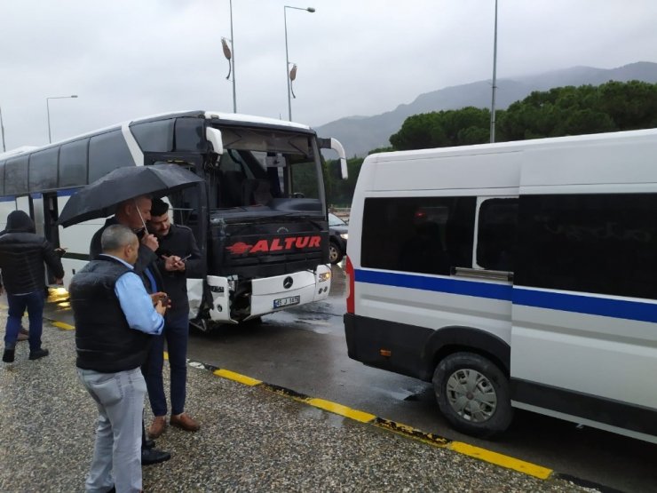Manisa’da işçi servisi kaza yaptı: 8 yaralı