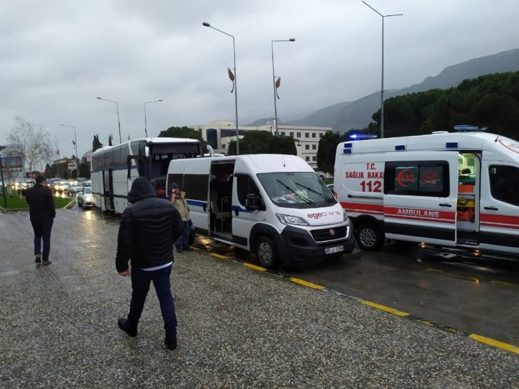 Manisa’da işçi servisi kaza yaptı: 8 yaralı