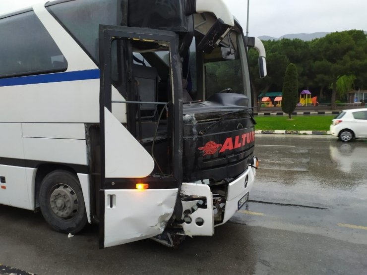 Manisa’da işçi servisi kaza yaptı: 8 yaralı