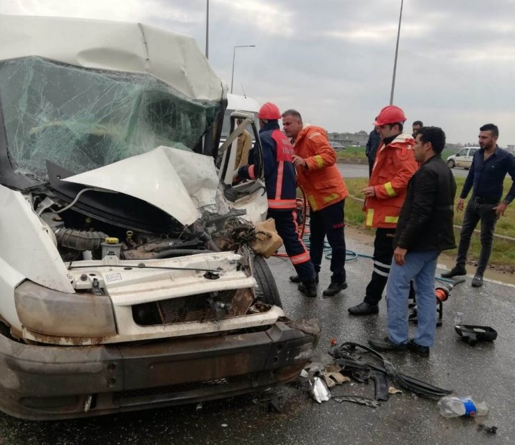 Mardin’de minibüs ile tır çarpıştı: 2 yaralı