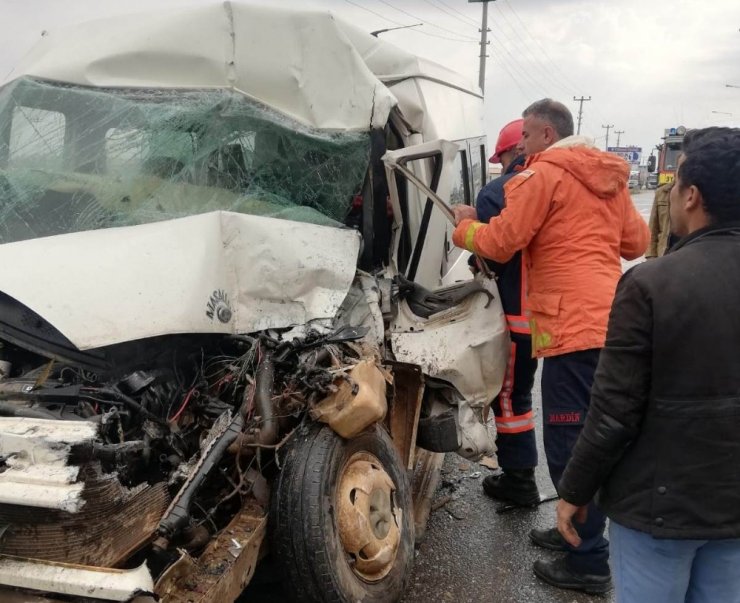 Mardin’de minibüs ile tır çarpıştı: 2 yaralı