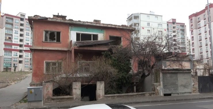 Niğde’de 2 katlı ev yandı