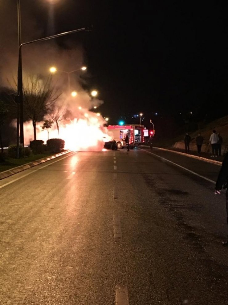 Duble yolda beton mikserine çarpan araç alev alev yandı