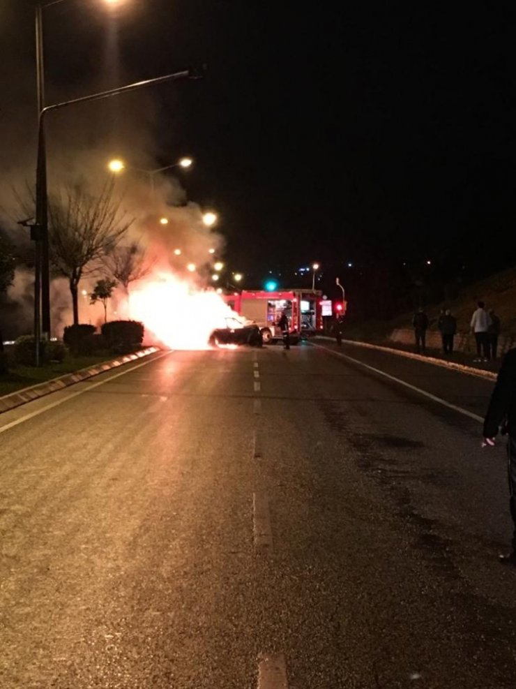 Duble yolda beton mikserine çarpan araç alev alev yandı