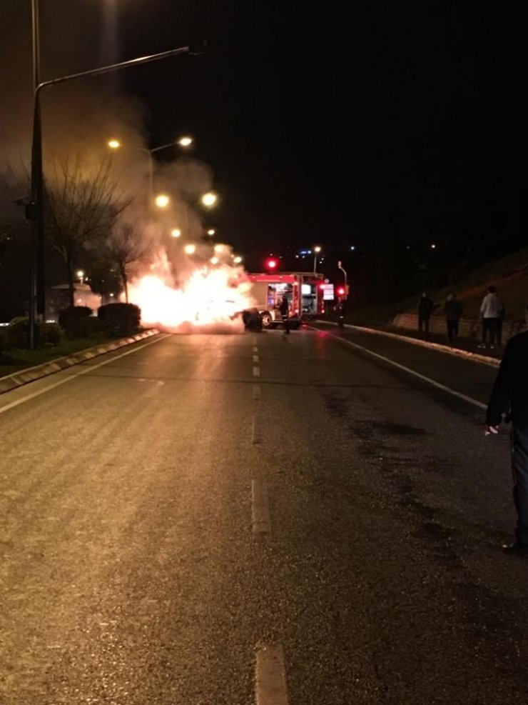 Duble yolda beton mikserine çarpan araç alev alev yandı