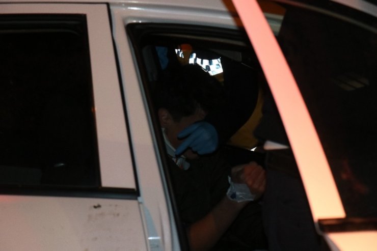 Ağaca çarpan otomobilde sıkışan 2 kişi yaralandı