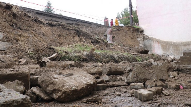 Çocukların saklambaç oynarken kullandıkları istinat duvarı aşırı yağış sonrası çöktü