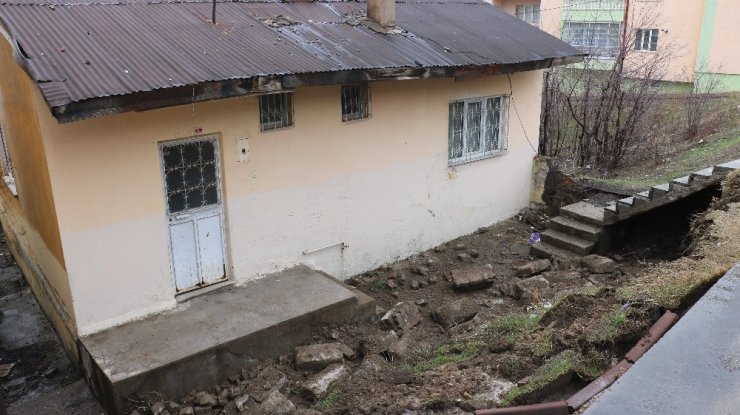 Çocukların saklambaç oynarken kullandıkları istinat duvarı aşırı yağış sonrası çöktü