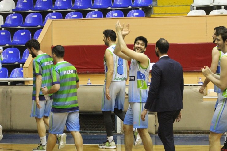 Basketbol maçında ilginç sevinç