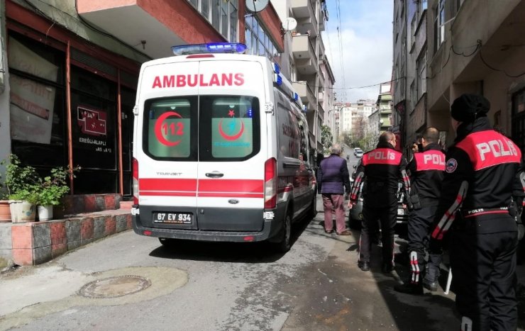 Güvenlik görevlisi belinden bıçaklandı