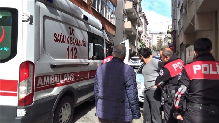Güvenlik görevlisi belinden bıçaklandı