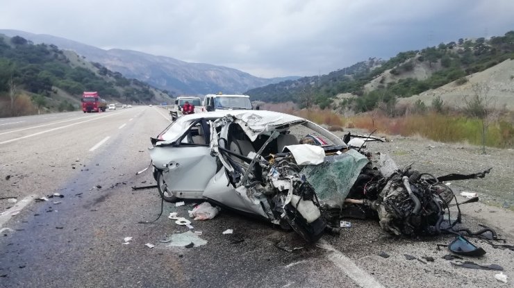 Otomobil karşı şeritteki kamyonla çarpıştı: 1 ölü