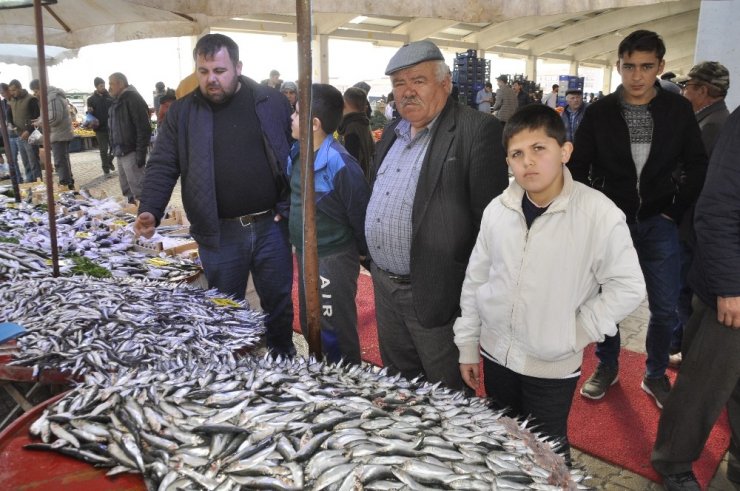 Afyonkarahisar’da 10 liraya satılan hamsi balığına yoğun talep
