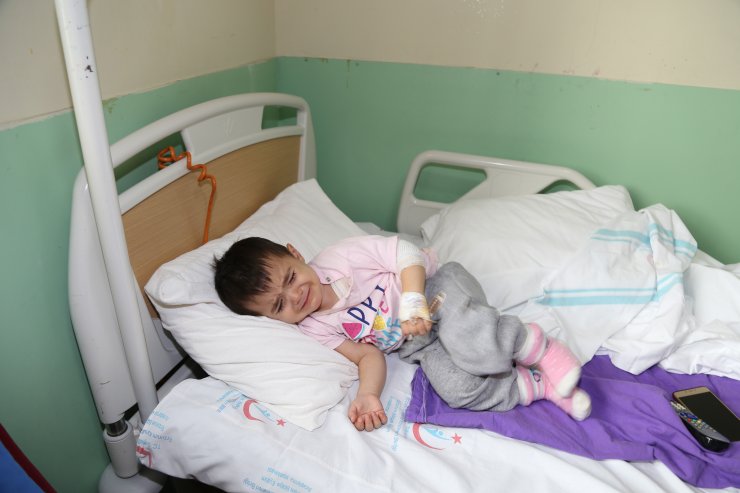 Annesinin alevlerin arasından kurtardığı minik Irmak Erzurum'da tedaviye alındı