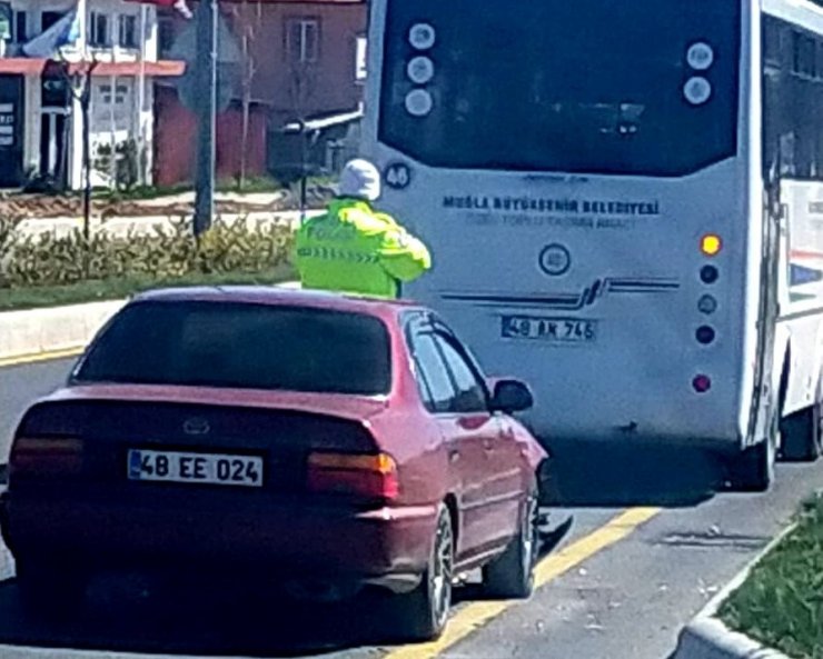 Belediye otobüsüne arkadan çarpan sürücü yaralandı