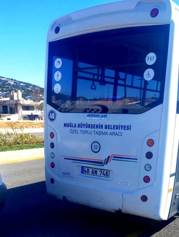 Belediye otobüsüne arkadan çarpan sürücü yaralandı