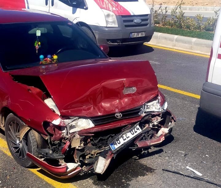 Belediye otobüsüne arkadan çarpan sürücü yaralandı