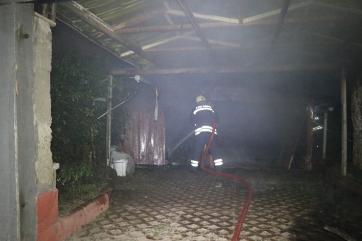 2 katlı kullanılmayan bina alev alev yandı