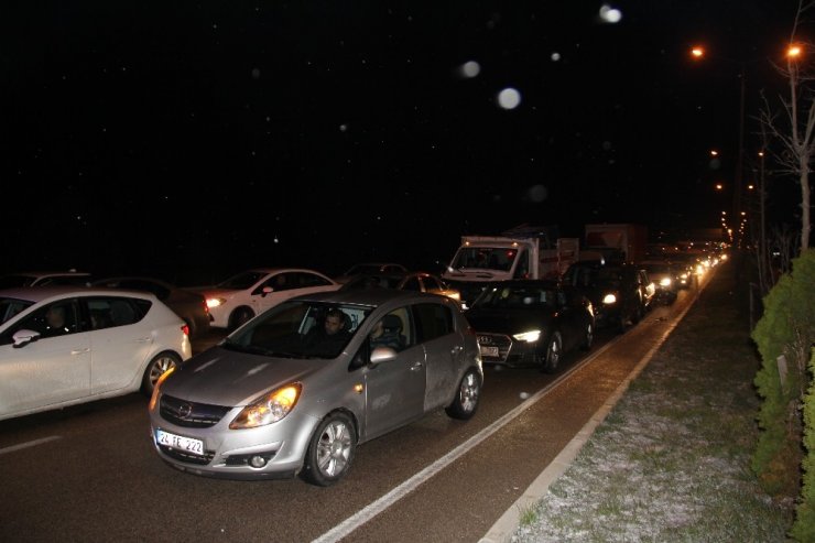 Trafiği aksatan kar yağışı kazaları beraberinde getirdi