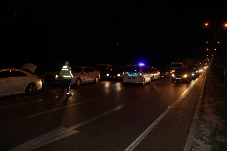 Trafiği aksatan kar yağışı kazaları beraberinde getirdi