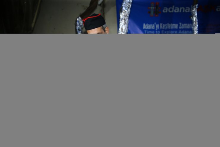 Farklı sunumuyla Adana'nın "damak çatlatan" lezzeti: Metrelik Adana kebabı