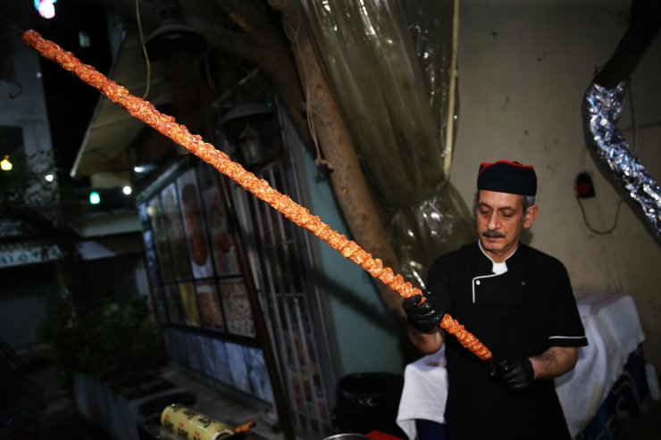 Farklı sunumuyla Adana'nın "damak çatlatan" lezzeti: Metrelik Adana kebabı