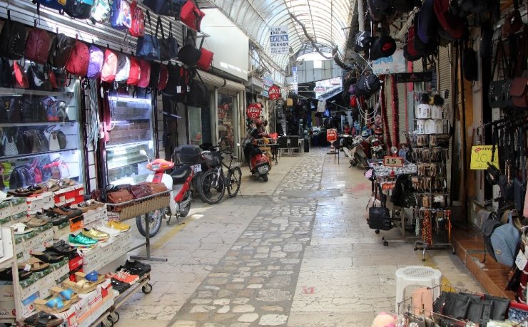 Binlerce kişinin uğradığı tarihi Uzun Çarşı boş kaldı