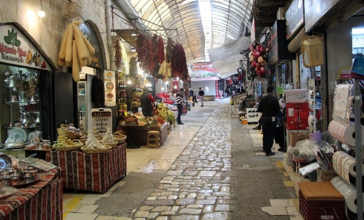 Binlerce kişinin uğradığı tarihi Uzun Çarşı boş kaldı