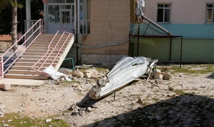 Isparta’da şiddetli fırtına minarenin alemini uçurdu