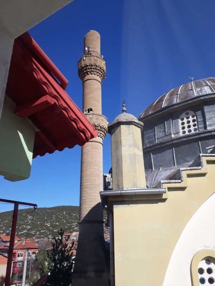 Isparta’da şiddetli fırtına minarenin alemini uçurdu