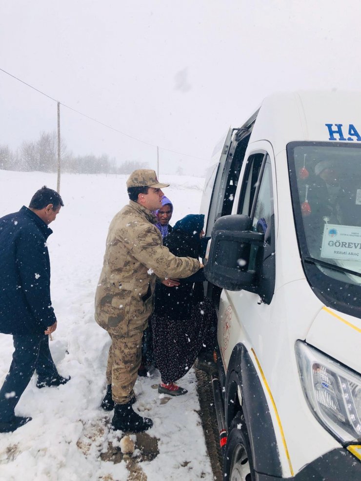 Jandarma karda evinde mahsur kalan 3 diyaliz hastası için seferber oldu